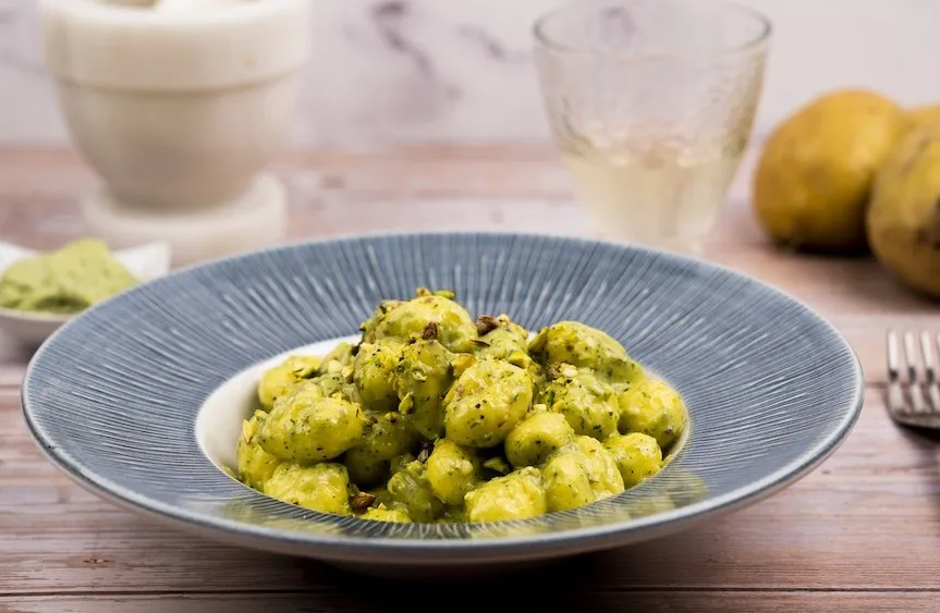 Gnocchi di patate e pesto alle erbe