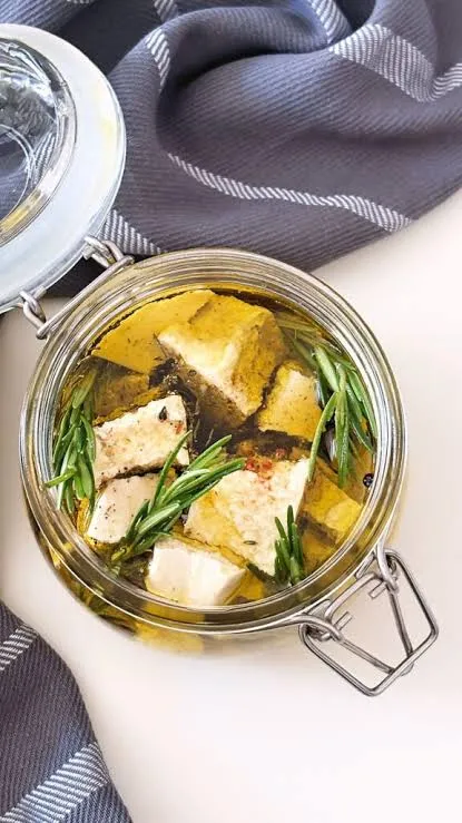 Tofu sotto olio ed erbe aromatiche. veg. senza glutine