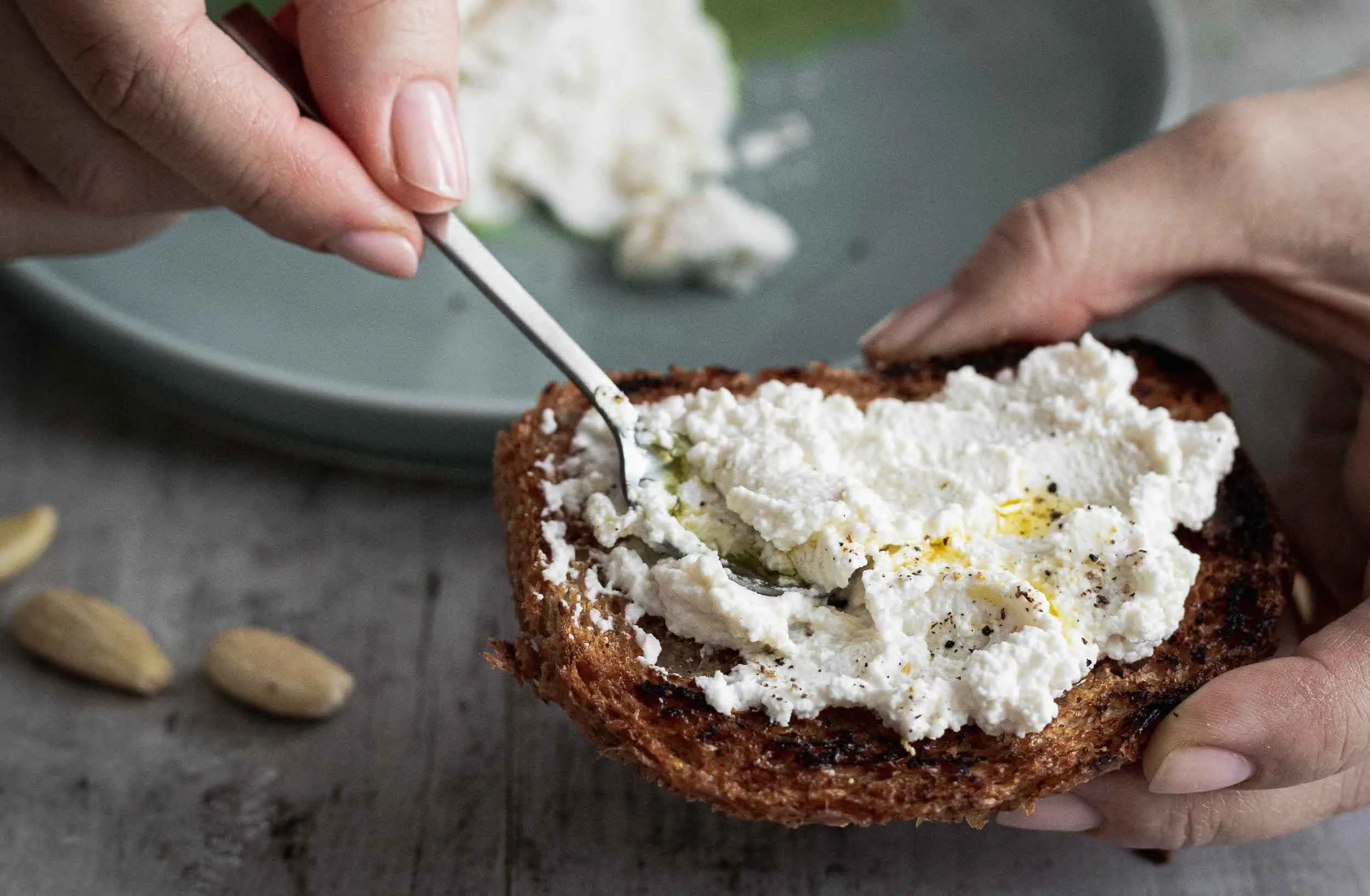 Ricotta alle mandorle. veg. senza glutine